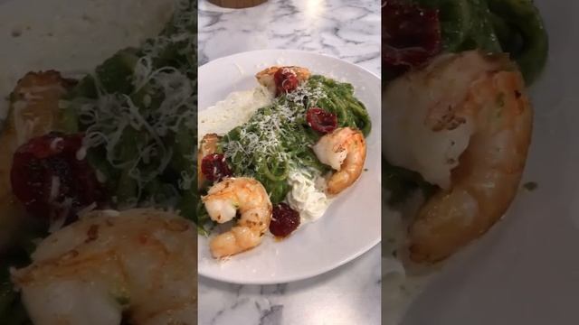 Спагетти с креветками, вяленными помидорами и чем-то ещё) смотреть онлайн