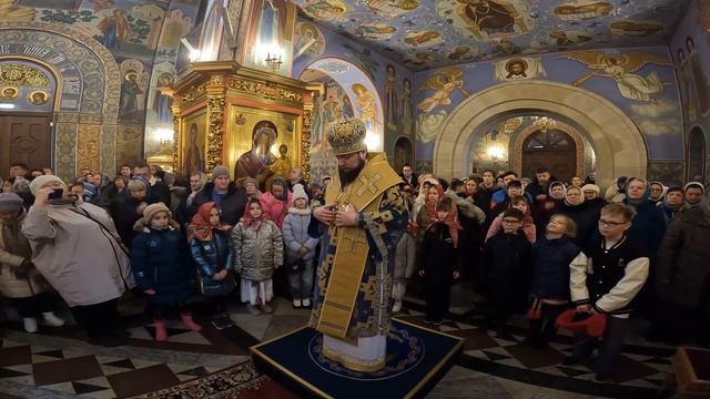Епископа Истринского Серафима на паперти храма встретили учащиеся воскресной школы «Радовесть». смотреть онлайн