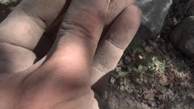 Классный синий камушек в горах лежит смотреть онлайн