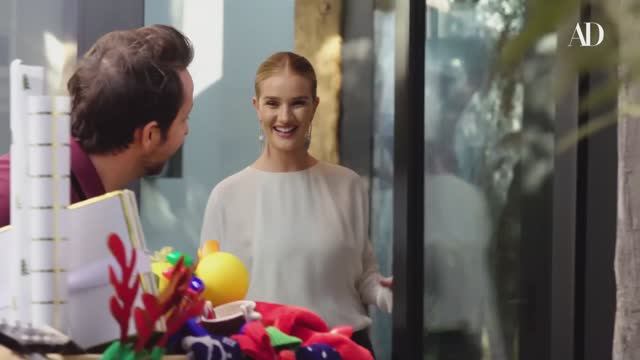 Decorate for Christmas with Rosie Huntington-Whiteley & More Architectural Digest смотреть онлайн