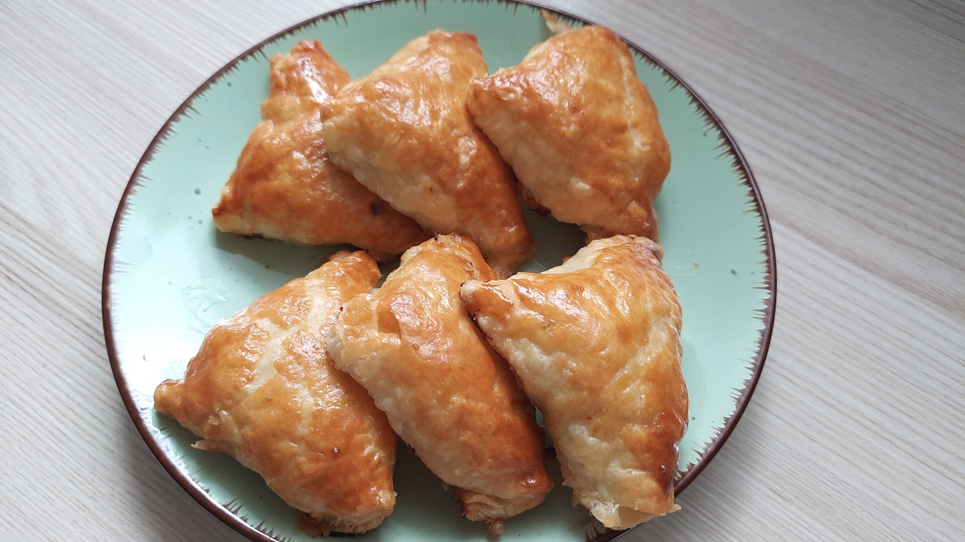 Самса из готового слоеного бездрожжевого теста-быстро, просто и вкусно! смотреть онлайн