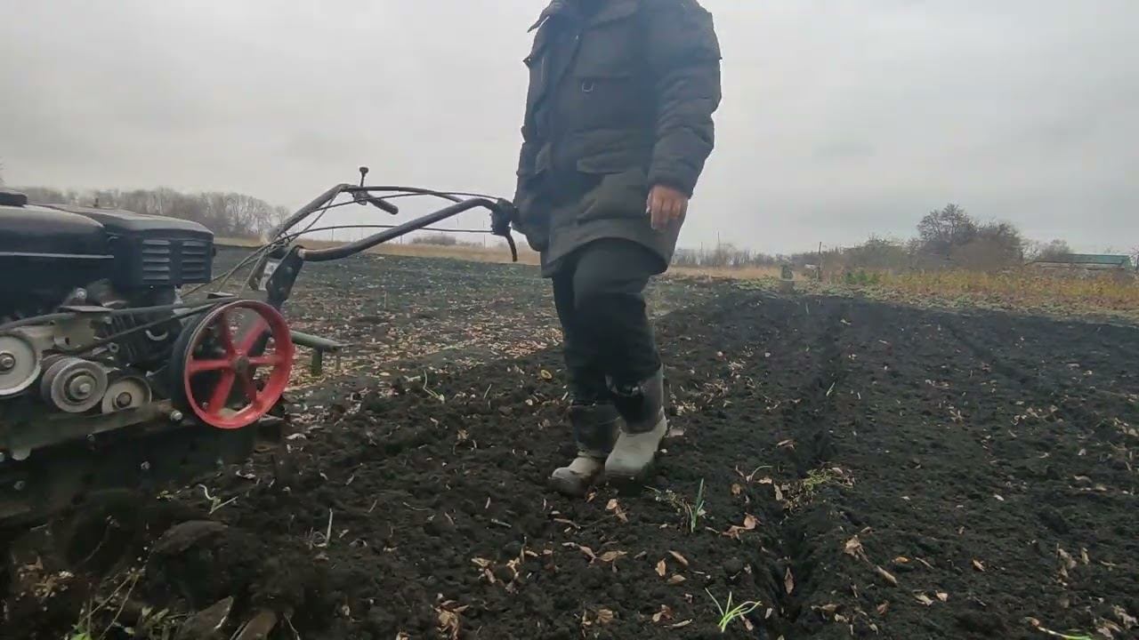 Фрезеровка грядок мотоблоком // закрытие сезона 2022 смотреть онлайн