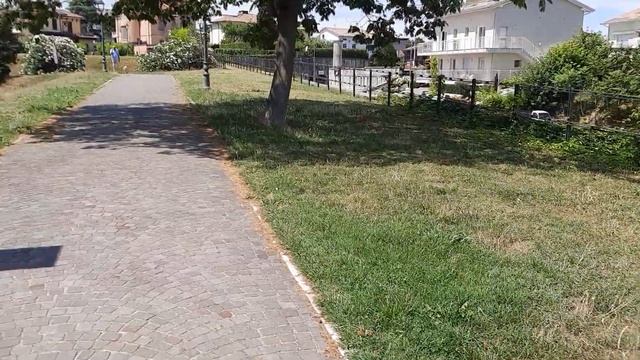 Не покидаетОщущение чтоОзеро Гарда это какой-то живой организм и там внутриТонны иТонны кирпича и д смотреть онлайн