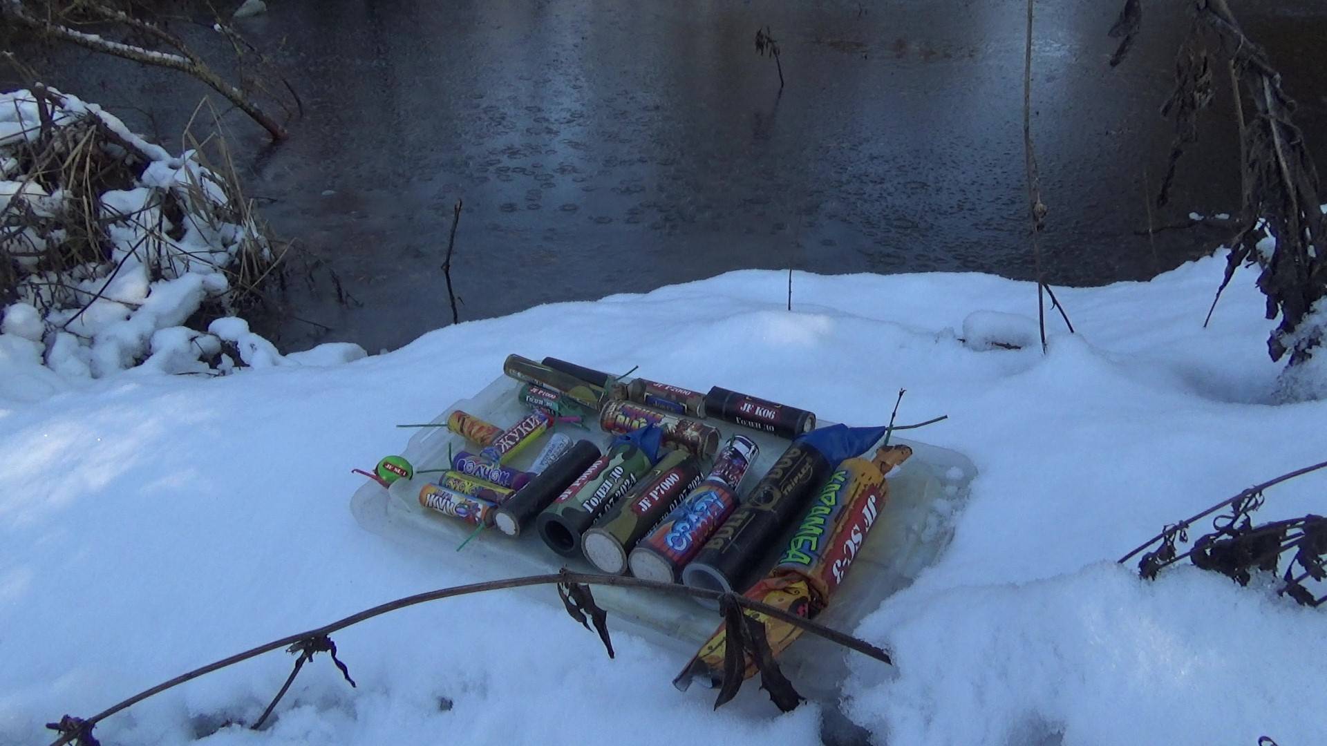 МОЩНЫЕ петарды против ЛЬДА,топ мощных петард на льду,ВЗРЫВАЕМ ПЕТАРДЫ смотреть онлайн