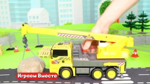 Играем в игрушки вместе ! Машинки, грузовики, строй техника ! Видео для детей