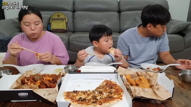 비오는날 불고기피자,순살치킨,매운치킨으로 저녁밥 먹는 흔한가족ㅣKorean Chicken & PizzaㅣREAL SOUNDㅣMUKBANGㅣEATING SHOW смотреть онлайн