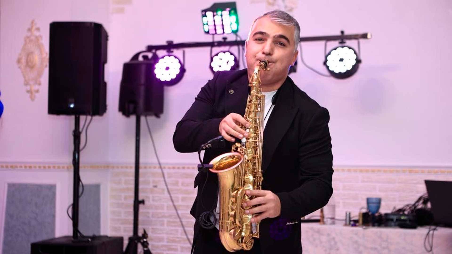 Армянский музыкант Карен играет на саксофоне (живёт в Москве, выезжает по разным городам) смотреть онлайн