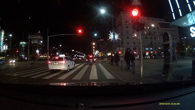 Przejazd na czerwonym świetle - TAXI Toyota Auris II, Warszawa ul. Marszałkowska, 2019.12.31 смотреть онлайн