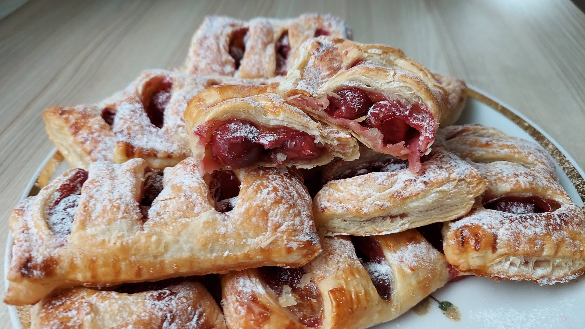 Вкуснейшие слойки из слоеного теста с вишней! Быстрая, простая выпечка к чаю! смотреть онлайн