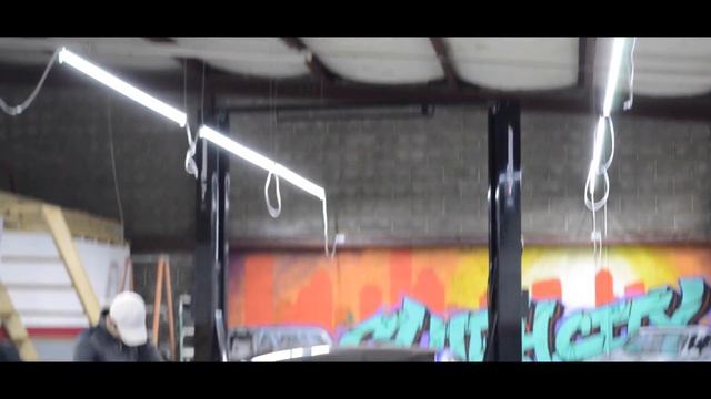 Audi A4 wrapped in Blue Chrome смотреть онлайн