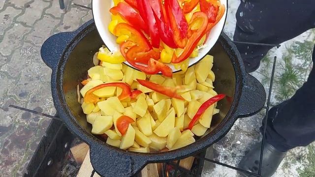 Жаркое! (картошка+свинина+говядина+перец+помидоры+лук+морковь всё в казане) смотреть онлайн