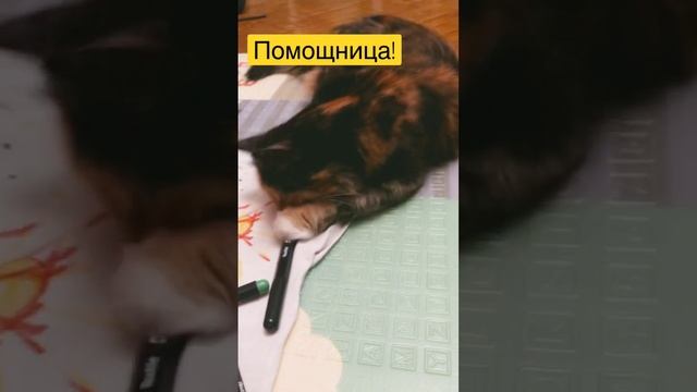 Крошка помогает рисовать на футболке