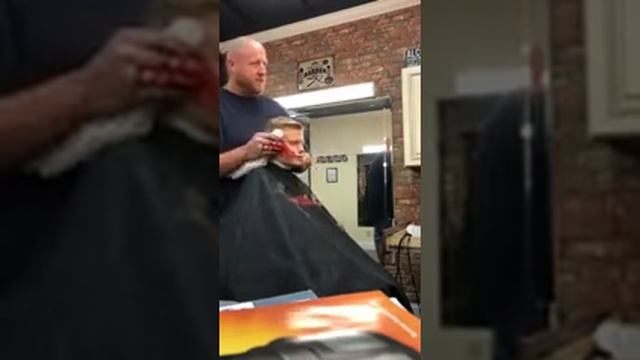 Bu sartarosh yosh bolani sochini kesaman dib qulog‘ini kesib quydi смотреть онлайн