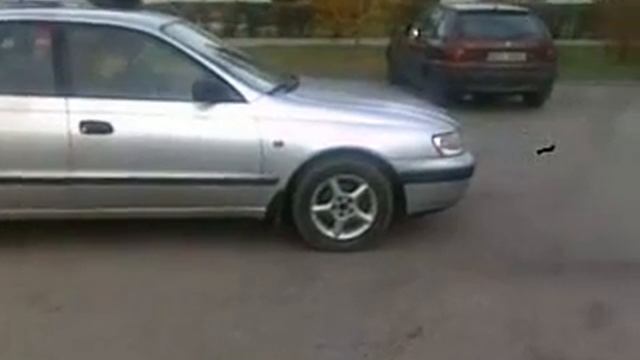 Delikatne palenie gumy TOYOTA CARINA E 1.6 16V смотреть онлайн