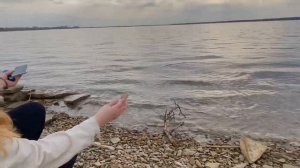 1_бросаем камни в воду и скрываемся от папарацци