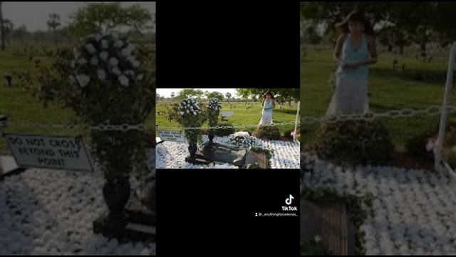 Selena’s gravesite has changed over the years смотреть онлайн
