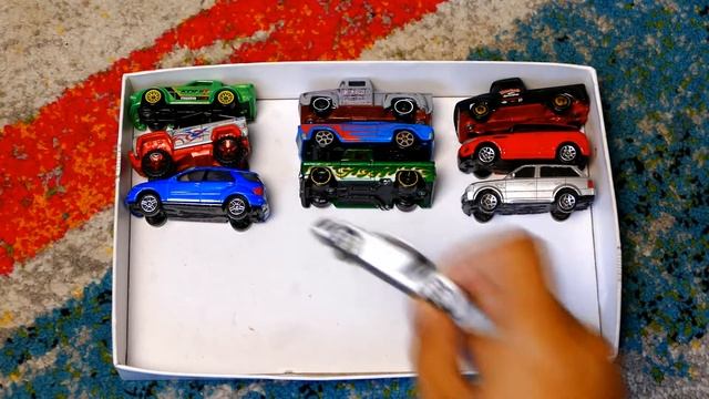 Full box of diecast small hot wheels model cars driven by hand. смотреть онлайн