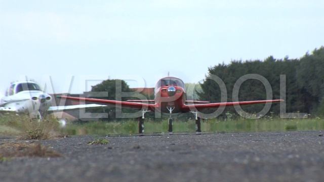 Stock-video:Two ultra light planes approaching for take-off смотреть онлайн