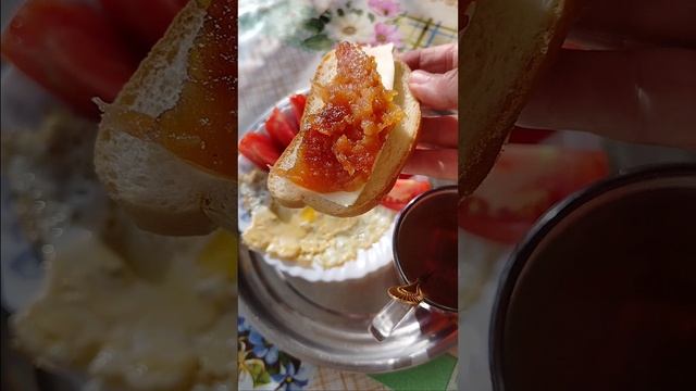 солнечный завтрак. яичница , помидорка и бутерброд с домашним повидлом, что может быть лучше . смотреть онлайн