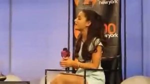 Ариана Гранде поет в живую.