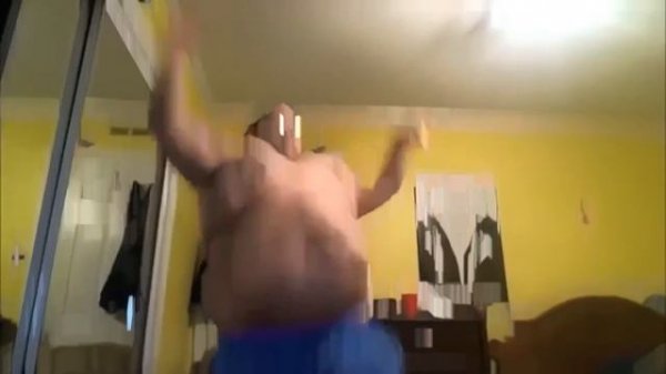 Жирный Серый танцует под музончик!