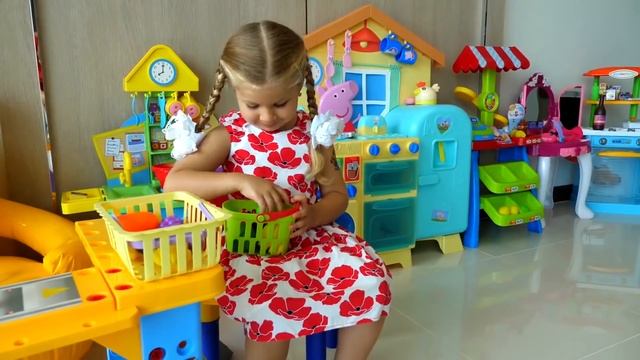 डियेना और रोमा सुपरमार्केट में खेलने की कल्पना कर रहे हैं