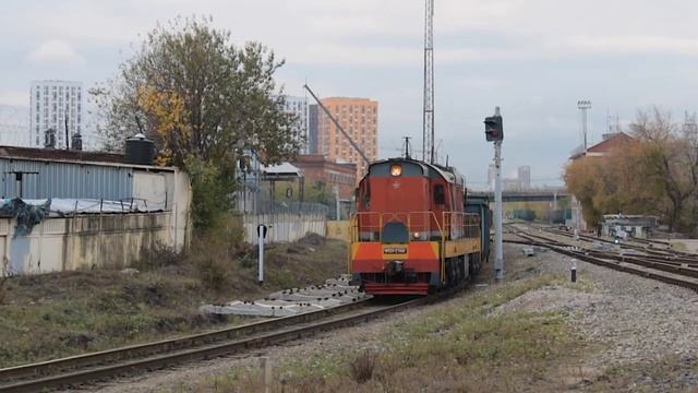 Тепловоз ЧМЭ3-2568 с полувагонами.
