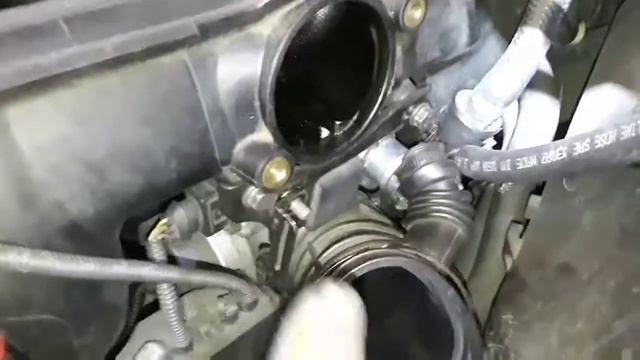 How to remove throttle body, Idle control valve and intake boot BMW E46 смотреть онлайн