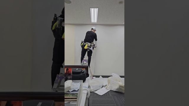 А вы самостоятельно клеите обои ???? смотреть онлайн