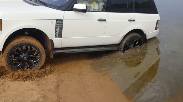 Range Rover off-road in sand of river смотреть онлайн
