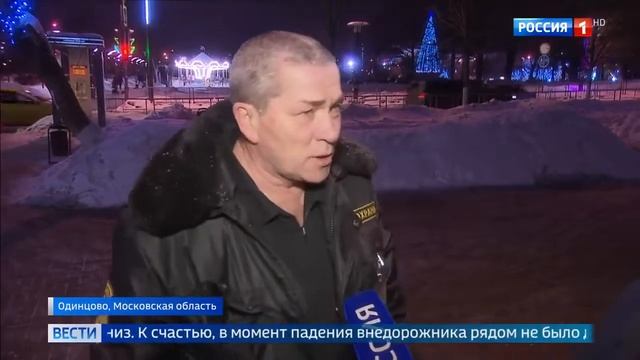 Машина упала с 3-го этажа парковки смотреть онлайн