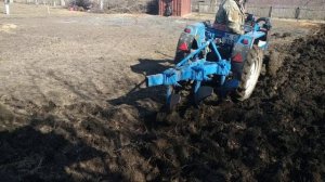 Японский трактор пашет Mitsubishi MT 2201D (1)