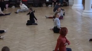 Спираль из положения сидя. Техника исполнения | Современный танец.