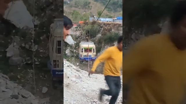 Обычный общественный транспорт в Непале смотреть онлайн