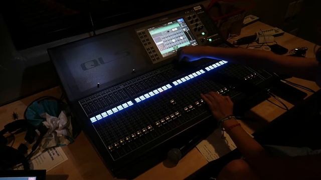 9 - How to put an effect on a microphones with the QL or CL mixers смотреть онлайн