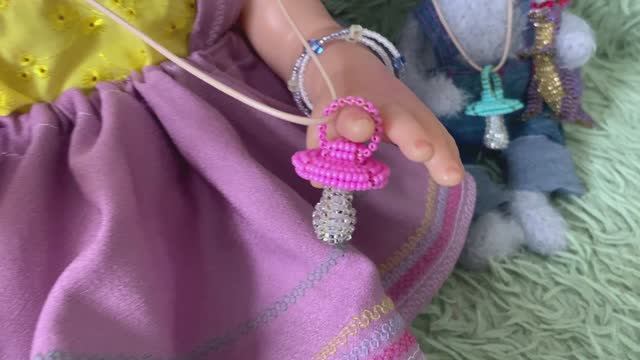 Соска из бисера /своими руками из бисера / как плести из бисера / бисероплетение смотреть онлайн