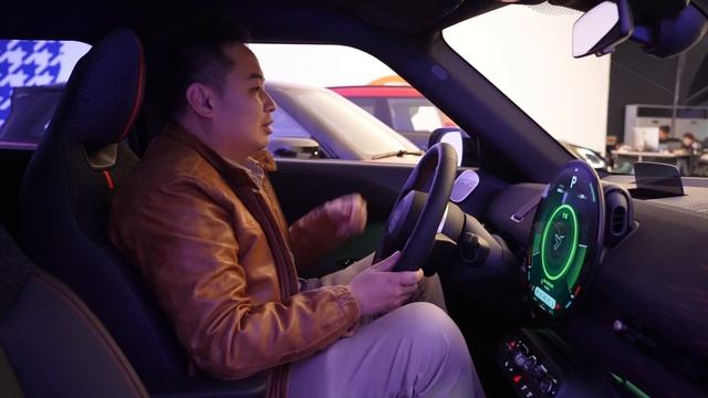 内饰爱不释手！全新电动MINI ACEMAN全球首拍！ смотреть онлайн