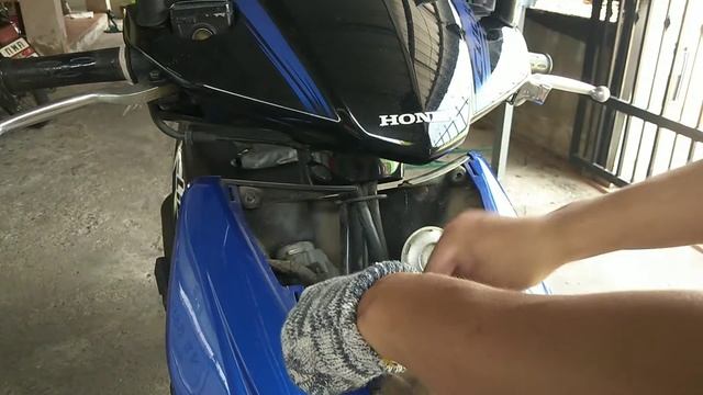 เปลี่ยนแบตรถ Honda click110 ด้วยตัวเอง смотреть онлайн