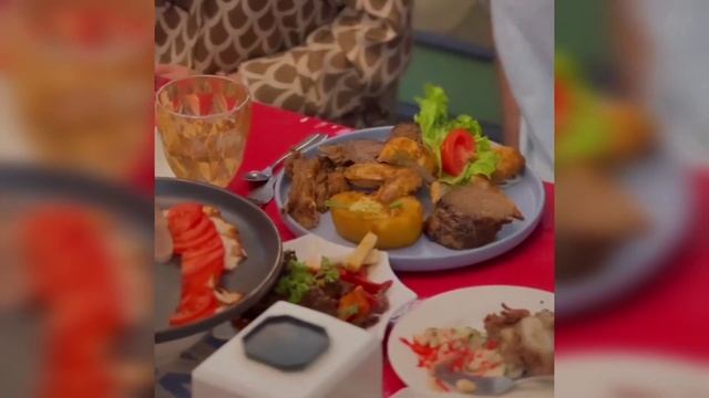 Кызсайкал Кабылова кайын журтун өз колу менен тамак жасап сыйлады. смотреть онлайн