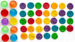 Лепим буквы из игрового набора плейдо.