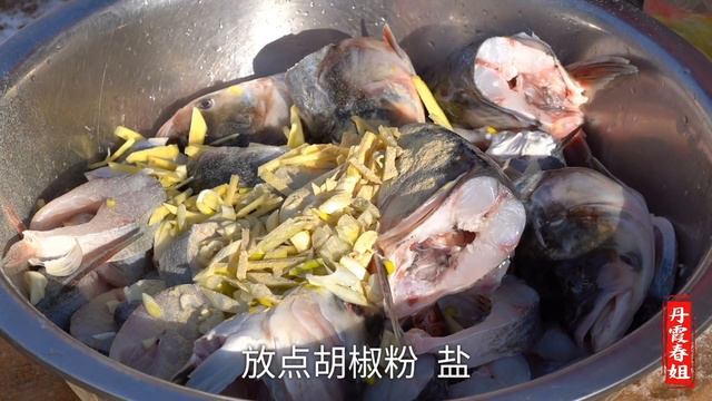 亲戚们一起冰钓，春姐趁新鲜炖了50斤鱼大家一起吃，真的太过瘾了！【丹霞春姐】 смотреть онлайн