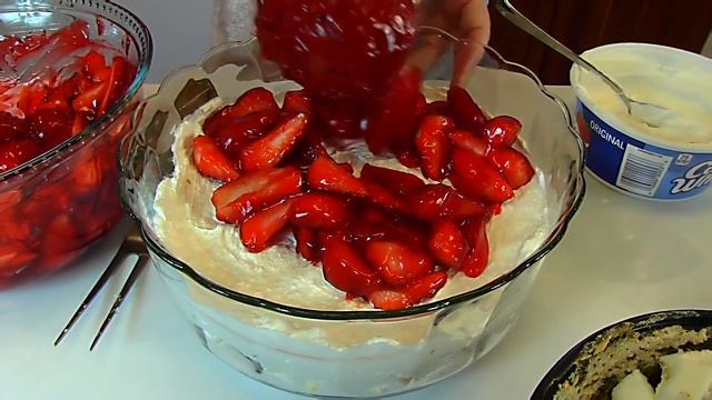 Betty's Strawberries and Cream Trifle смотреть онлайн