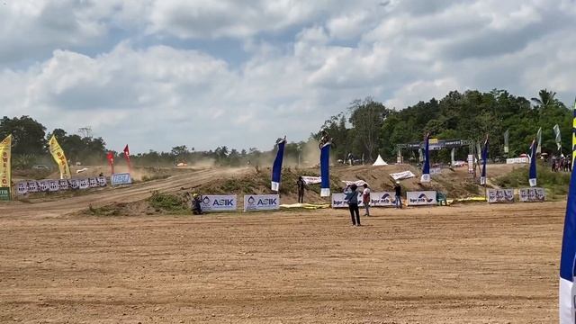 Kejurnas Motocross dan Grasstack seri keempat di Sirkuit Motor Cross Internasional 459 Lantan смотреть онлайн