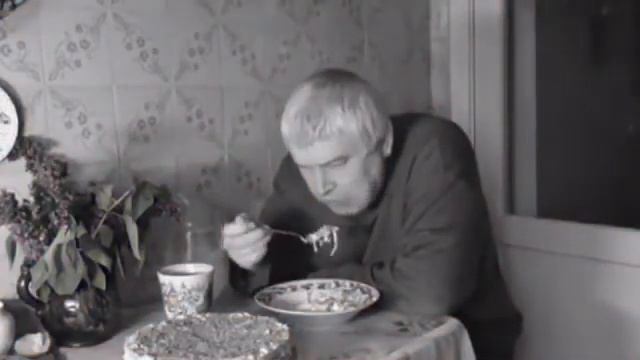 Геннадий Горин грустно ест под песню Виктора Цoя смотреть онлайн