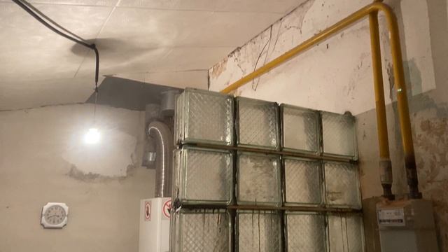 Строю стеклянную стену. Купил по 50 рублей стеклоблоки СССР, делаю перегородку в ванную смотреть онлайн