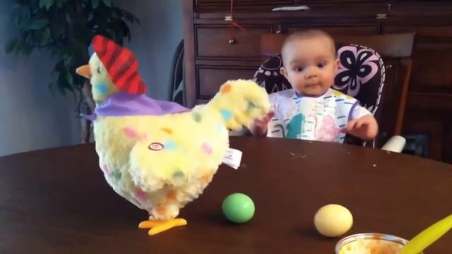 Малыш в шоке от игрушечной курицы смотреть онлайн