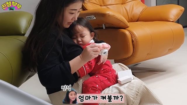 [SUB] 산타가 여기 온 것을 아빠에게 비밀로 해달라고 했을 때 루다의 반응! 🎅 🎄 (22개월)