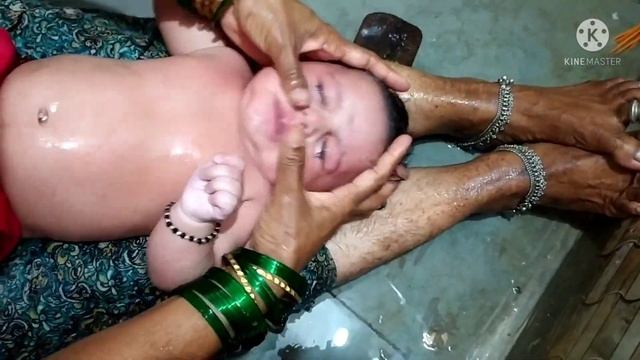 How to bathe a baby(upto 1 year) लहान मुलानां अंघोळ कशी घालावी.#swarup смотреть онлайн