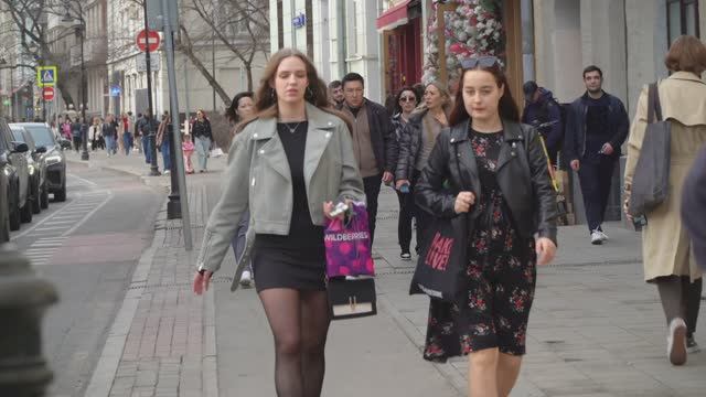 4K. SPRING WALK ALONG A BEAUTIFUL MOSCOW STREET.