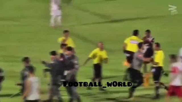 Футболисты против Судьей 😱👀. Большие и незабываемые дракы в истории футбола. смотреть онлайн